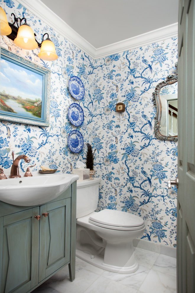 Papel de parede no vaso sanitário em estilo provençal