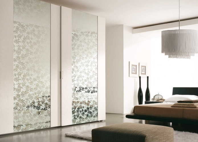 guarda-roupa com espelho decorativo