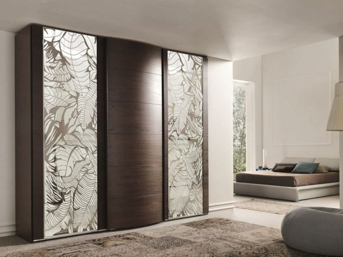 guarda-roupa com espelho decorativo