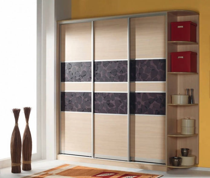 guarda-roupa com inserções decorativas de acrílico
