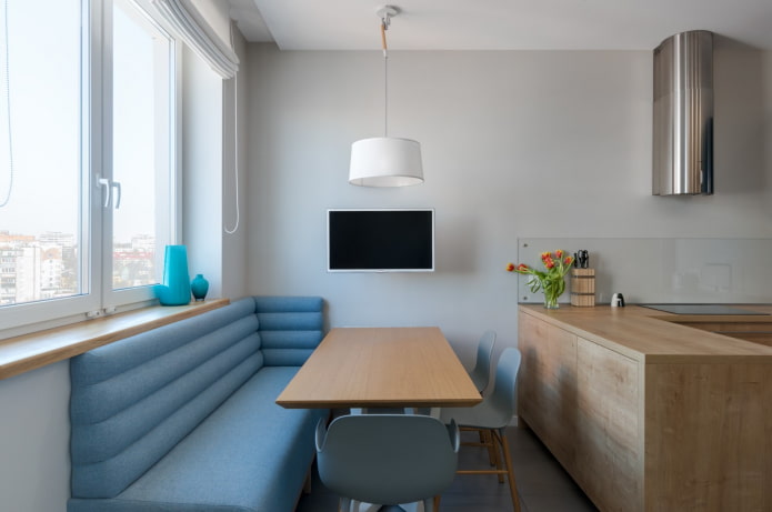 TV acima da mesa na cozinha