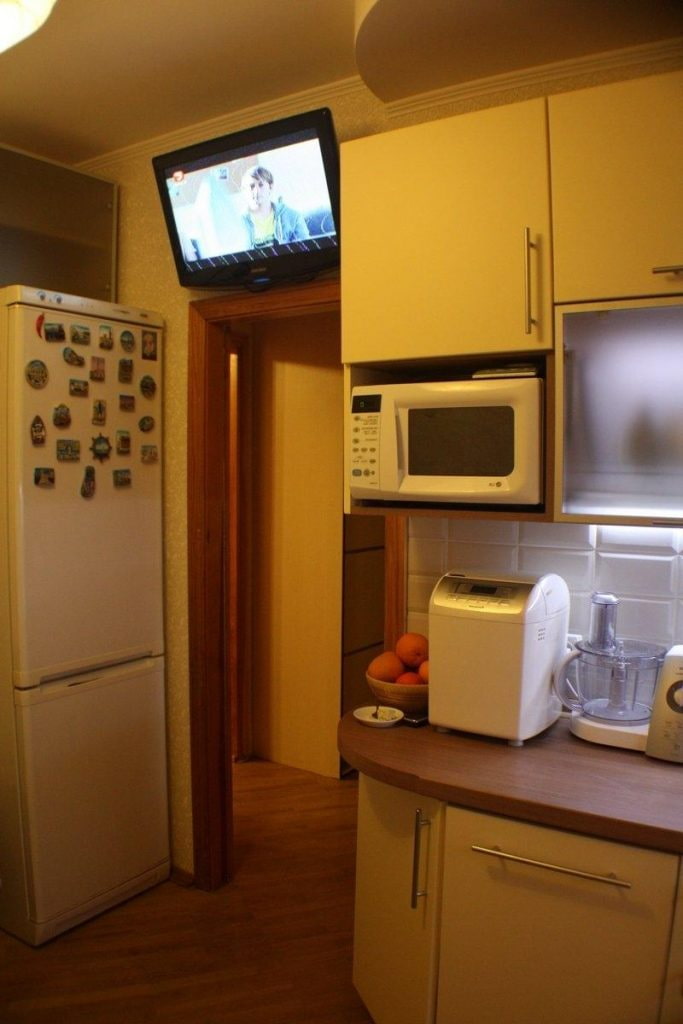 TV acima da porta na cozinha
