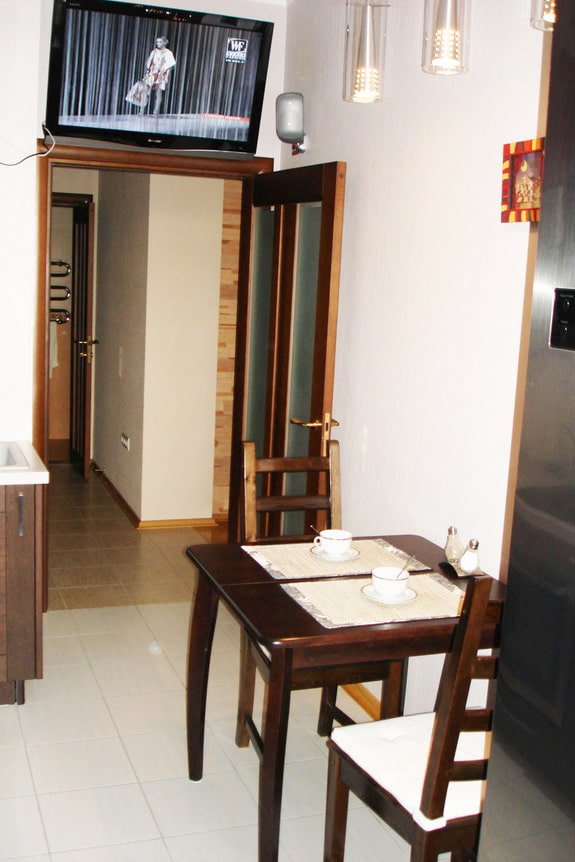 TV acima da porta na cozinha