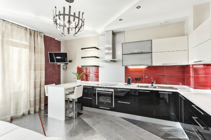 TV no canto da cozinha