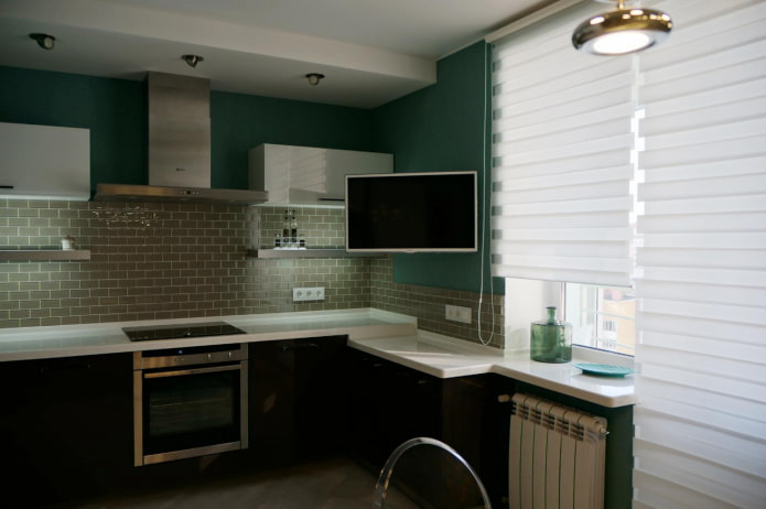 TV no canto da cozinha