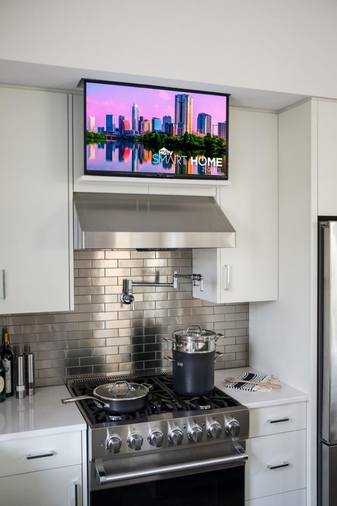 TV acima do exaustor na cozinha