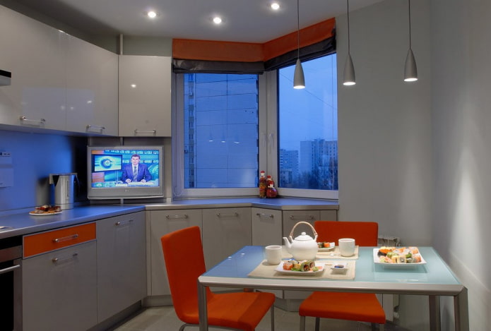 TV no peitoril da janela da cozinha