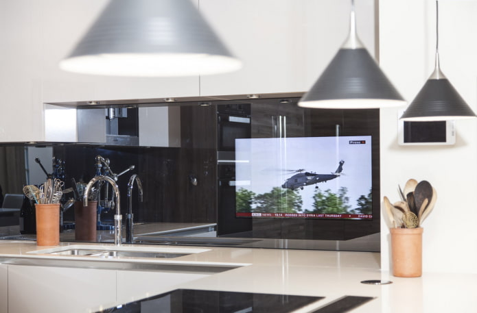 TV acima da pia na cozinha