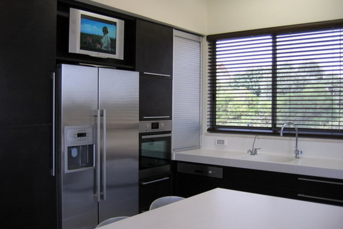 TV acima da geladeira na cozinha