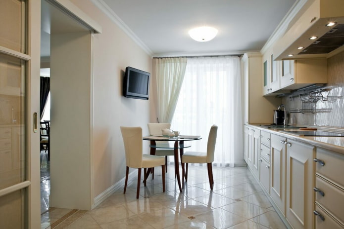 TV acima da mesa na cozinha