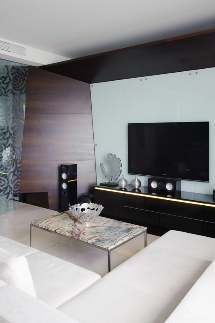 uma mesa de console incomum sob a TV