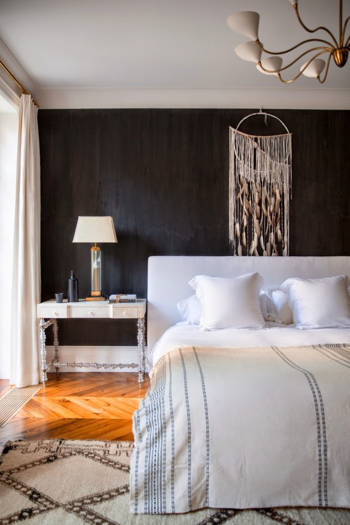 parede escura no quarto sob a árvore