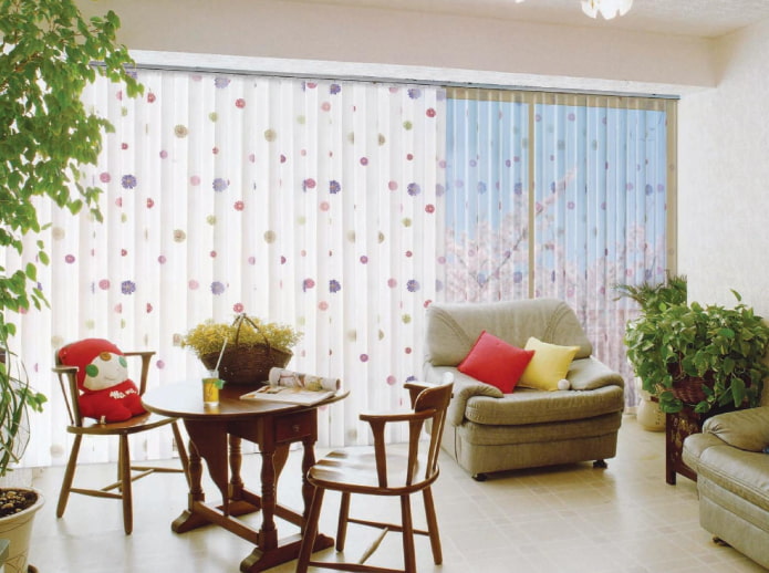 persianas com flores no interior da sala de estar