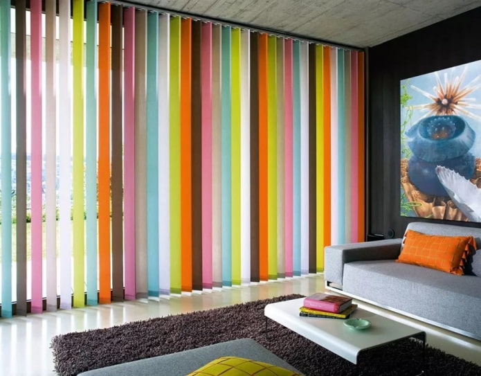 persianas multicoloridas na sala de estar