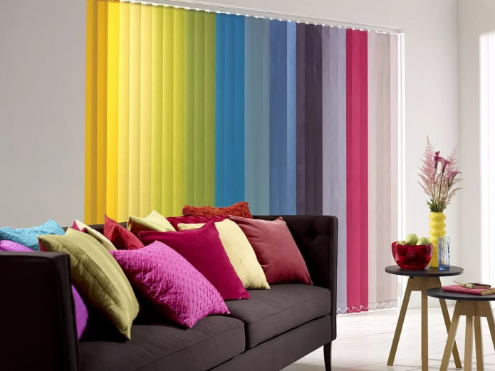 persianas multicoloridas na sala de estar