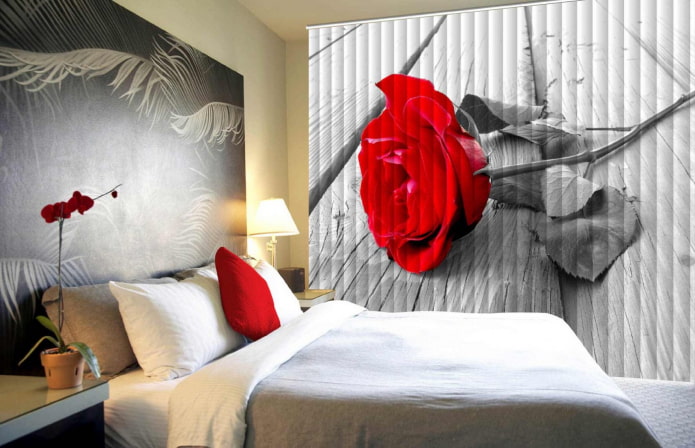 persianas com impressão de fotos no interior do quarto