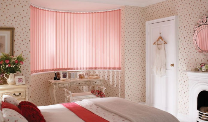 persianas rosa no quarto das crianças