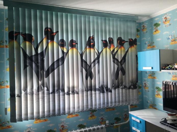 persianas com impressão de fotos no quarto das crianças