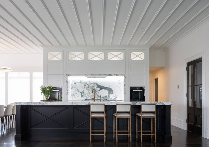 teto de painel no interior da cozinha