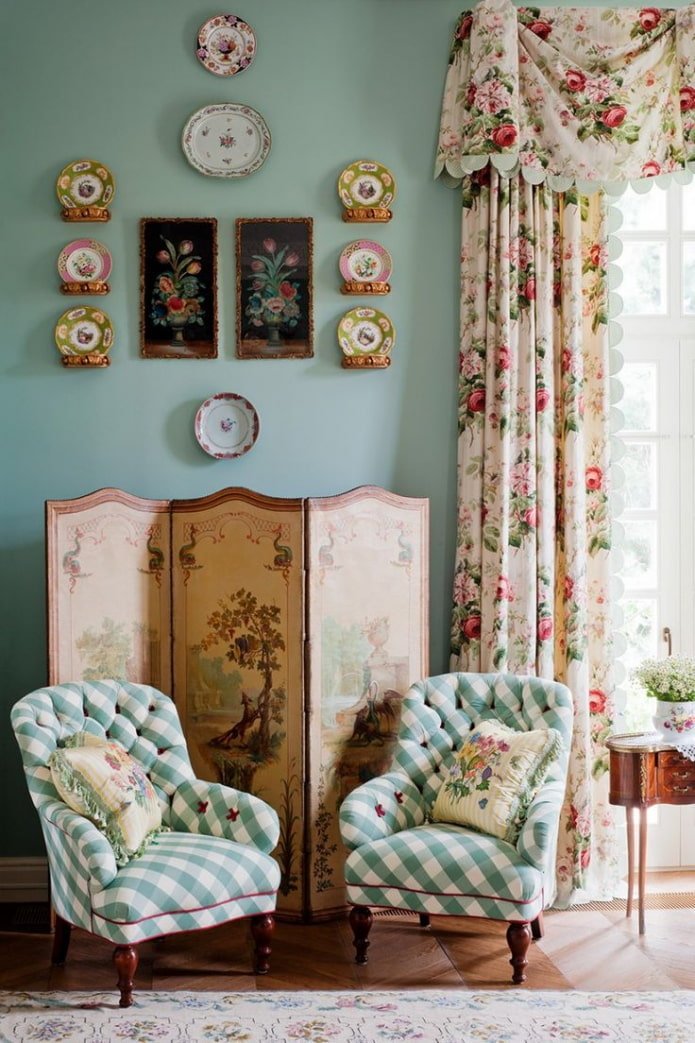 sala de estar vintage com janelas grandes