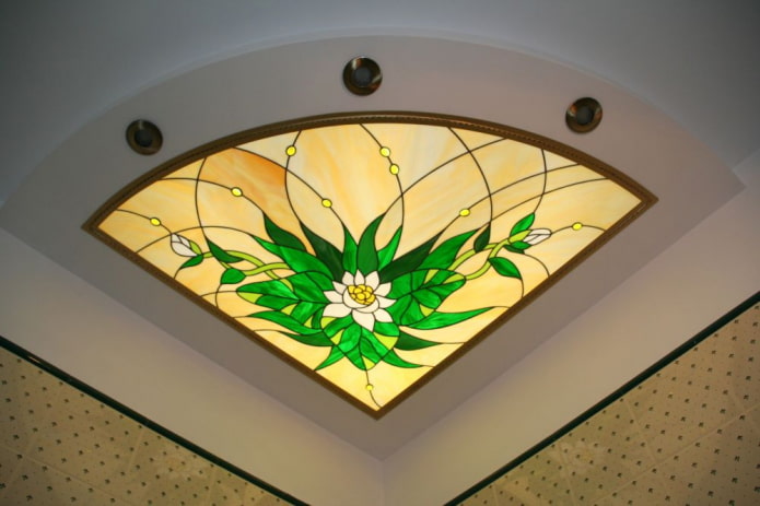 vitral com padrão floral