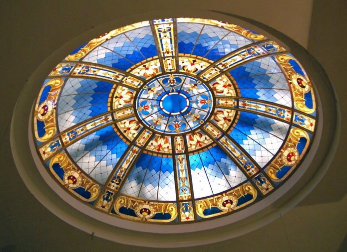 estrutura de teto de vitral em forma de cúpula