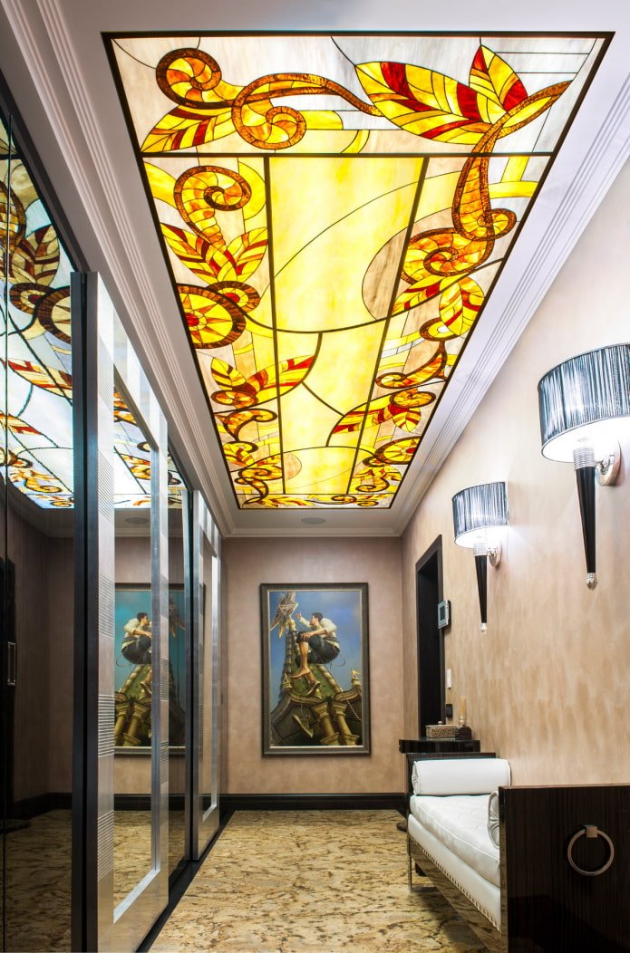 vitral no teto do corredor