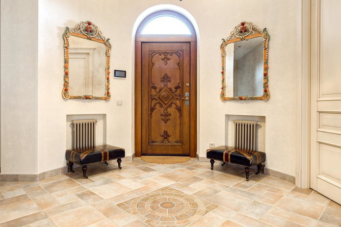 porta de entrada esculpida no interior