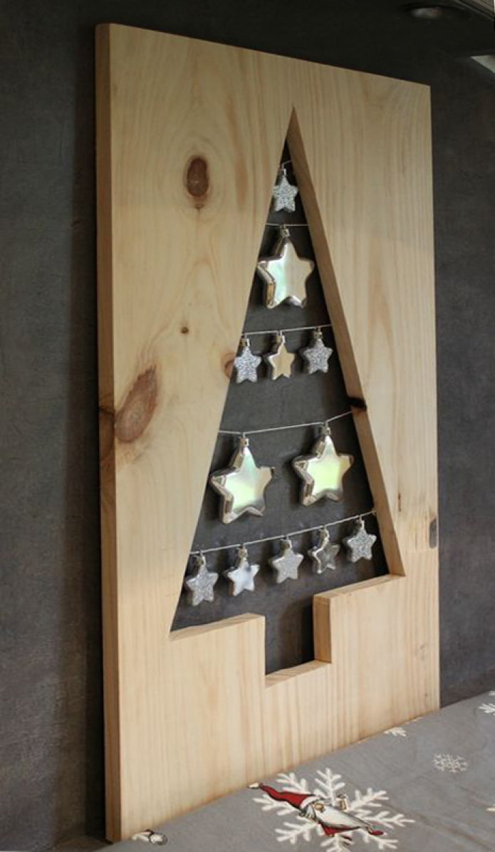 Árvore de Natal feita de tábuas para móveis