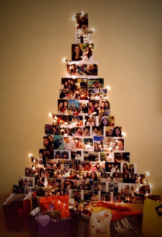 Uma árvore de Natal feita de fotos em guirlandas