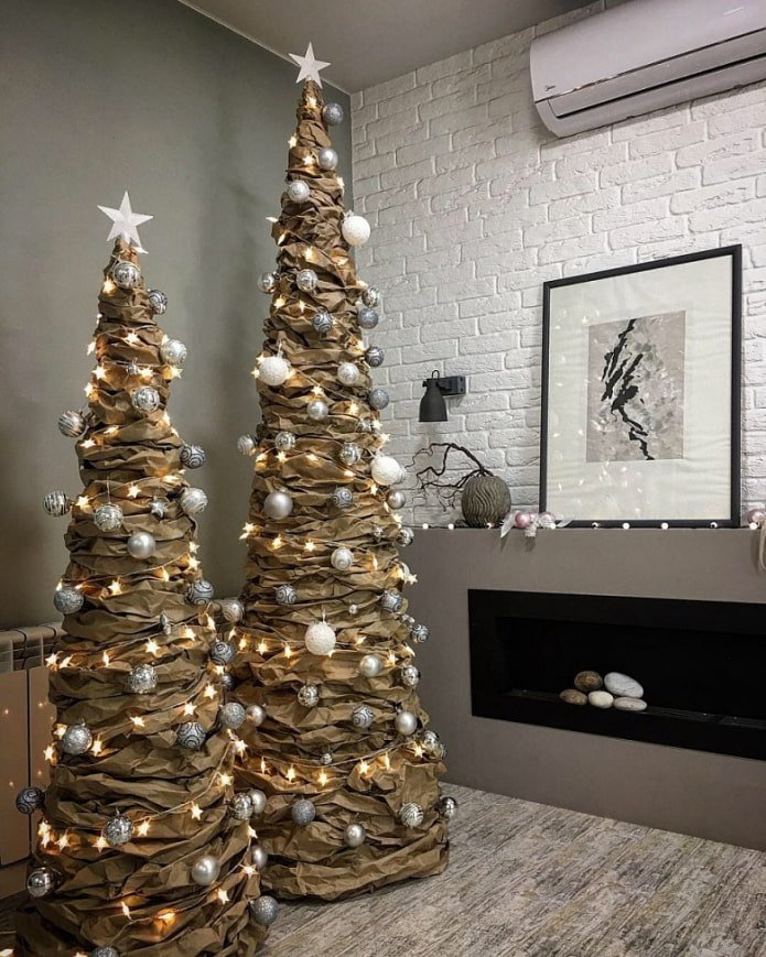 Árvores de Natal feitas de papel kraft