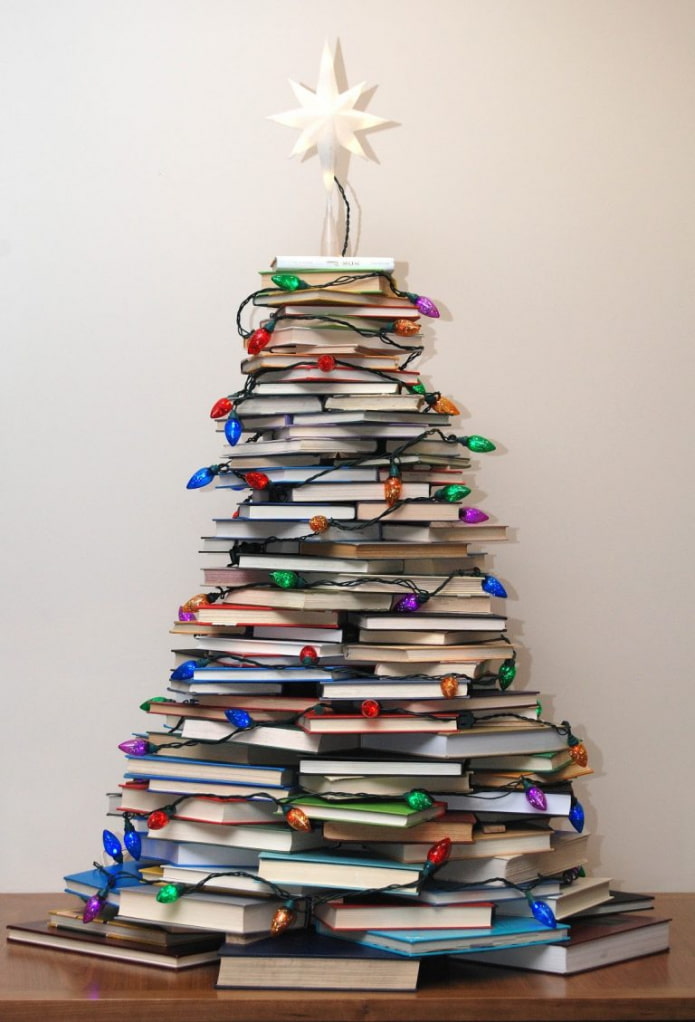 Árvore de Natal feita de livros