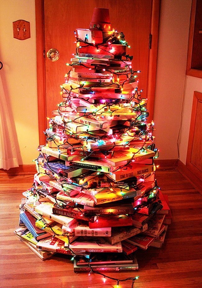 Árvore de Natal feita de livros com guirlandas