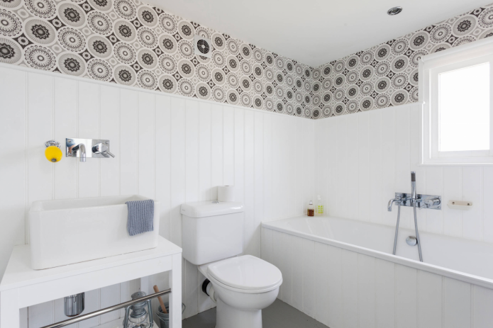 Painéis e papel de parede na decoração de banheiros