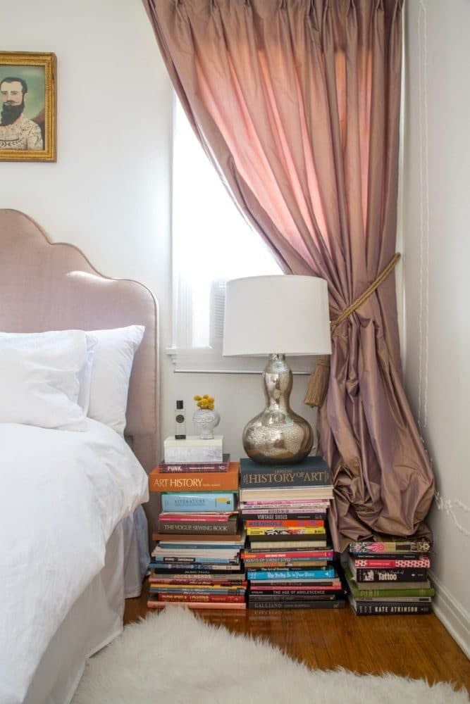 lustre em uma pilha de livros