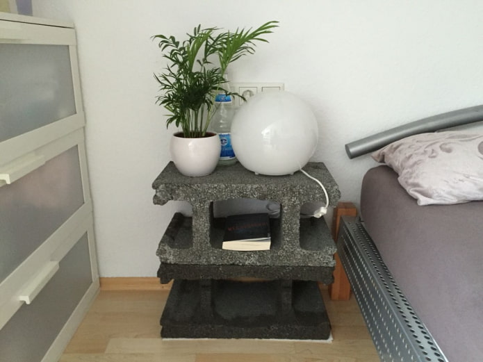 pedestal feito de blocos de concreto