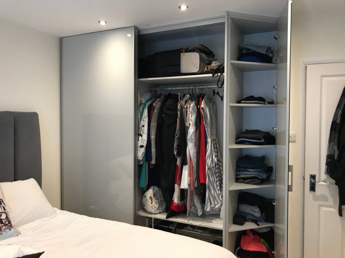 Guarda-roupa com porta articulada