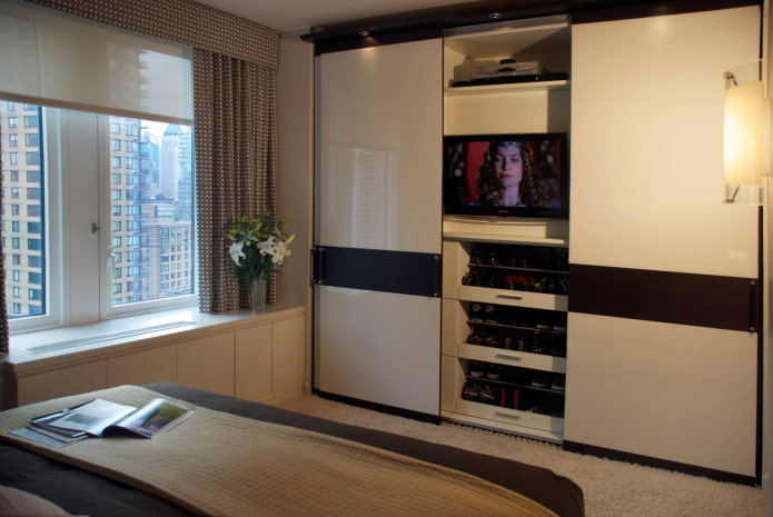 Guarda-roupa com TV