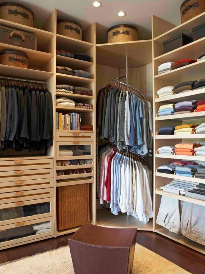 Guarda-roupa com varão circular