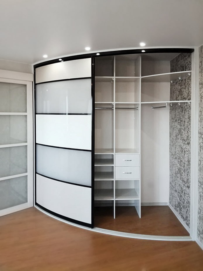 Guarda-roupa redondo com prateleiras