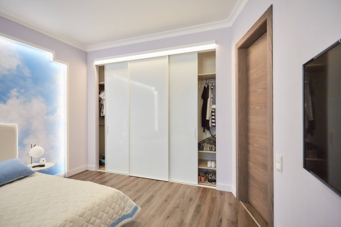 Guarda-roupa com três portas