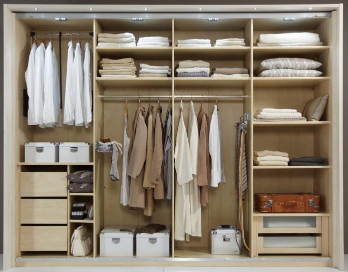Guarda-roupa com 4 seções