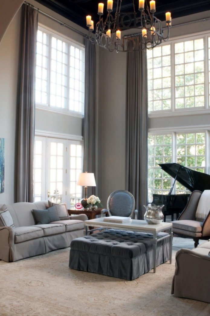 cortinas para uma sala de estar com teto alto