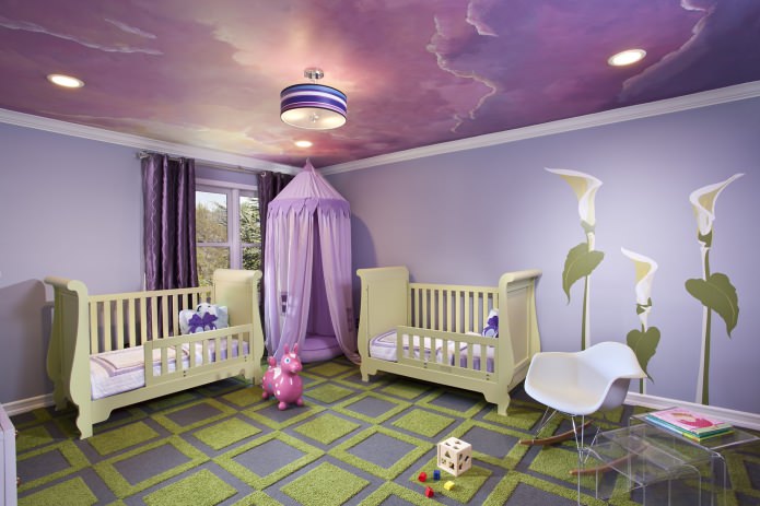 teto falso roxo no interior de um quarto infantil