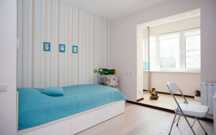 papel de parede listrado em um quarto infantil