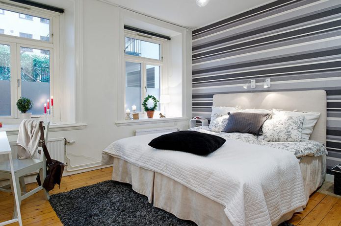 quarto com uma parede listrada de destaque