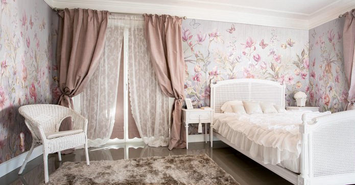 Papel de parede no interior do quarto: padrão floral
