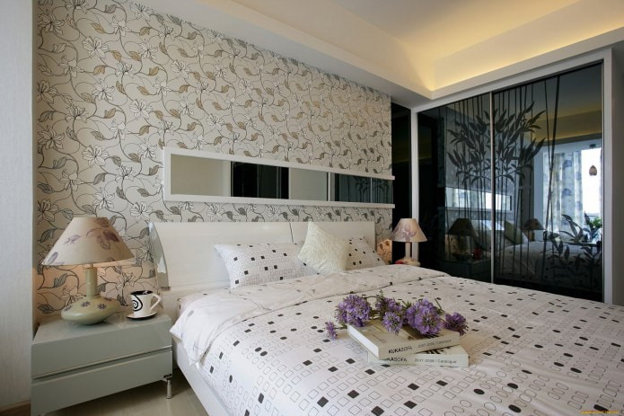 Papel de parede no interior do quarto: padrão floral