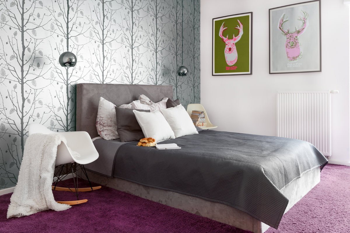 design de quarto com papel de parede cinza
