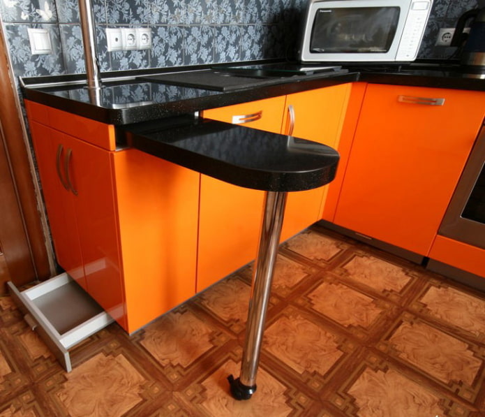 bancada retrátil embutida no balcão do bar